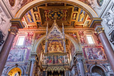 ROME, ITALY, 18 Haziran 2015: Saint John Lateran 'ın iç mimari ve mimari detayları, 18 Haziran 2015, Roma, İtalya