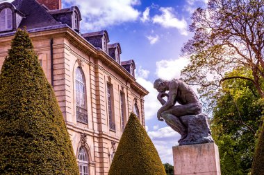 PARIS, FRANCE, 23 NİSAN 2017: Rodin müzesinin dış mimarları, heykelleri ve bahçeleri, 23 Nisan 2017, Paris, Fransa