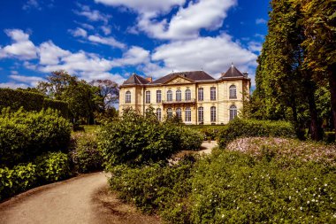PARIS, FRANCE, 23 NİSAN 2017: Rodin müzesinin dış mimarları, heykelleri ve bahçeleri, 23 Nisan 2017, Paris, Fransa