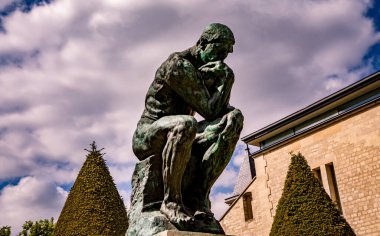 PARIS, FRANCE, 23 NİSAN 2017: Rodin müzesinin dış mimarları, heykelleri ve bahçeleri, 23 Nisan 2017, Paris, Fransa