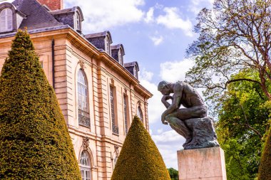 PARIS, FRANCE, 23 NİSAN 2017: Rodin müzesinin dış mimarları, heykelleri ve bahçeleri, 23 Nisan 2017, Paris, Fransa