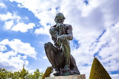 PARIS, FRANCE, 23 NİSAN 2017: Rodin müzesinin dış mimarları, heykelleri ve bahçeleri, 23 Nisan 2017, Paris, Fransa