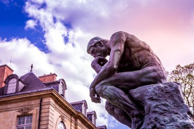 PARIS, FRANCE, 23 NİSAN 2017: Rodin müzesinin dış mimarları, heykelleri ve bahçeleri, 23 Nisan 2017, Paris, Fransa
