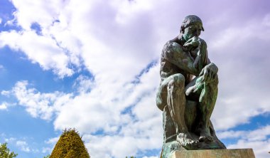 PARIS, FRANCE, 23 NİSAN 2017: Rodin müzesinin dış mimarları, heykelleri ve bahçeleri, 23 Nisan 2017, Paris, Fransa