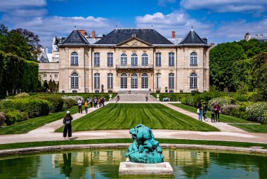PARIS, FRANCE, 23 NİSAN 2017: Rodin müzesinin dış mimarları, heykelleri ve bahçeleri, 23 Nisan 2017, Paris, Fransa