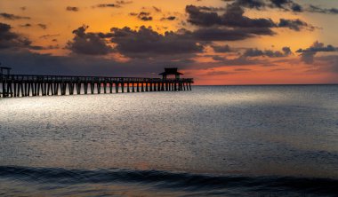 NAPLES, Birleşik Devletler, 30 Kasım 2017: Günbatımında iskele iskelesi, 30 Kasım 2017, Napoli, Florida, ABD