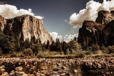 El Capitan 'ın dünyaca ünlü kaya tırmanışı duvarı, Yosemite Ulusal Parkı, Kaliforniya, ABD