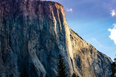 El Capitan 'ın dünyaca ünlü kaya tırmanışı duvarı, Yosemite Ulusal Parkı, Kaliforniya, ABD