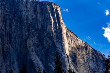 El Capitan 'ın dünyaca ünlü kaya tırmanışı duvarı, Yosemite Ulusal Parkı, Kaliforniya, ABD