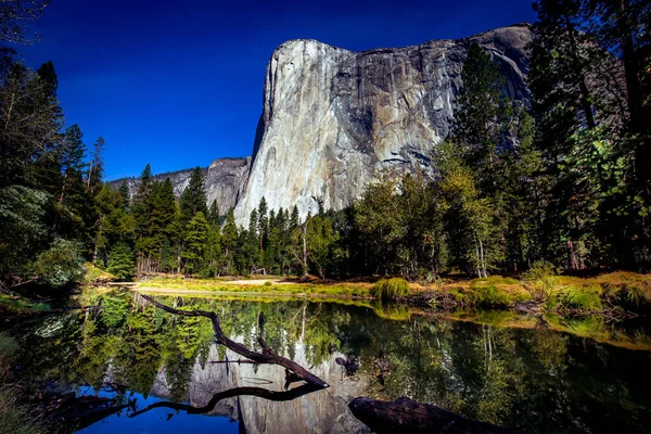 Parede Escalada Mundialmente Famosa Capitan Parque Nacional Yosemite Califórnia Eua — Fotografia de Stock