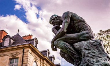 PARIS, FRANCE, 23 NİSAN 2017: Rodin müzesinin dış mimarları, heykelleri ve bahçeleri, 23 Nisan 2017, Paris, Fransa