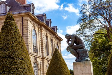 PARIS, FRANCE, 23 NİSAN 2017: Rodin müzesinin dış mimarları, heykelleri ve bahçeleri, 23 Nisan 2017, Paris, Fransa