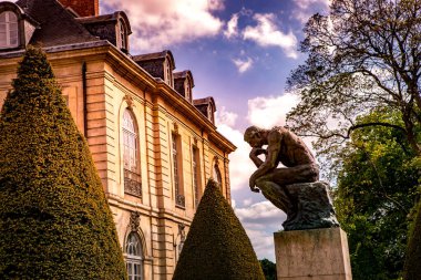 PARIS, FRANCE, 23 NİSAN 2017: Rodin müzesinin dış mimarları, heykelleri ve bahçeleri, 23 Nisan 2017, Paris, Fransa