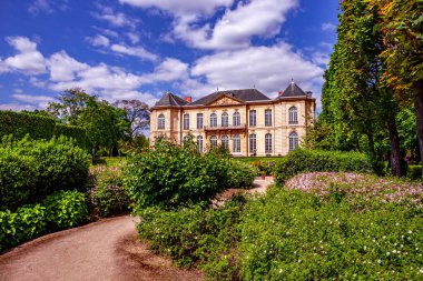 PARIS, FRANCE, 23 NİSAN 2017: Rodin müzesinin dış mimarları, heykelleri ve bahçeleri, 23 Nisan 2017, Paris, Fransa