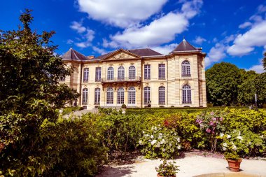 PARIS, FRANCE, 23 NİSAN 2017: Rodin müzesinin dış mimarları, heykelleri ve bahçeleri, 23 Nisan 2017, Paris, Fransa