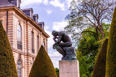 PARIS, FRANCE, 23 NİSAN 2017: Rodin müzesinin dış mimarları, heykelleri ve bahçeleri, 23 Nisan 2017, Paris, Fransa