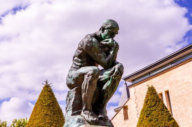 PARIS, FRANCE, 23 NİSAN 2017: Rodin müzesinin dış mimarları, heykelleri ve bahçeleri, 23 Nisan 2017, Paris, Fransa