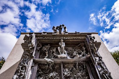 PARIS, FRANCE, 23 NİSAN 2017: Rodin müzesinin dış mimarları, heykelleri ve bahçeleri, 23 Nisan 2017, Paris, Fransa
