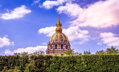 PARIS, FRANCE, 23 NİSAN 2017: Rodin müzesinin dış mimarları, heykelleri ve bahçeleri, 23 Nisan 2017, Paris, Fransa