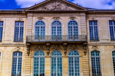 PARIS, FRANCE, 23 NİSAN 2017: Rodin müzesinin dış mimarları, heykelleri ve bahçeleri, 23 Nisan 2017, Paris, Fransa