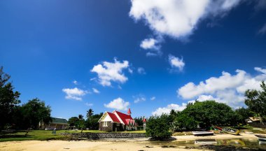 Cap Malheureux, Mauritius Adası 'ndaki sahil ve tekneler.