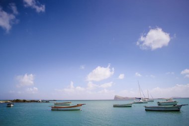 Cap Malheureux, Mauritius Adası 'ndaki sahil ve tekneler.