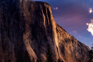 El Capitan 'ın dünyaca ünlü kaya tırmanışı duvarı, Yosemite Ulusal Parkı, Kaliforniya, ABD