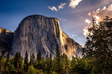 El Capitan 'ın dünyaca ünlü kaya tırmanışı duvarı, Yosemite Ulusal Parkı, Kaliforniya, ABD