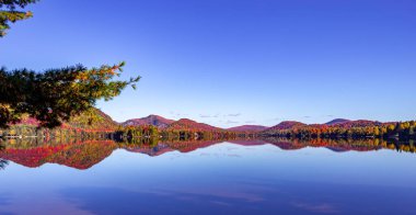 Laurentides 'teki Lac-Superieur manzarası, Mont-tremblant, Quebec, Kanada