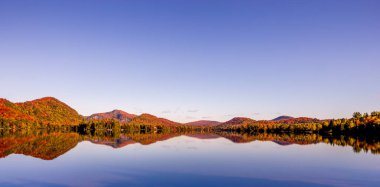 Laurentides 'teki Lac-Superieur manzarası, Mont-tremblant, Quebec, Kanada