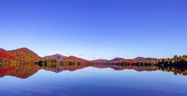 Laurentides 'teki Lac-Superieur manzarası, Mont-tremblant, Quebec, Kanada