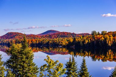 Laurentides 'teki Lac-Superieur manzarası, Mont-tremblant, Quebec, Kanada