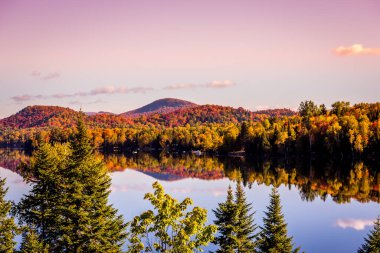 Laurentides 'teki Lac-Superieur manzarası, Mont-tremblant, Quebec, Kanada