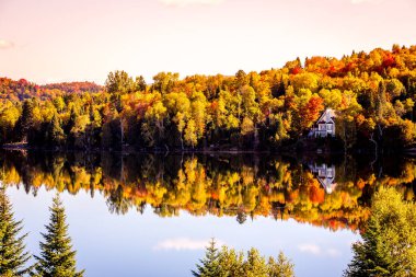 Laurentides 'teki Lac-Superieur manzarası, Mont-tremblant, Quebec, Kanada