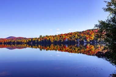 Laurentides 'teki Lac-Superieur manzarası, Mont-tremblant, Quebec, Kanada