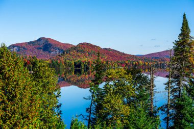 Laurentides 'teki Lac-Superieur manzarası, Mont-tremblant, Quebec, Kanada