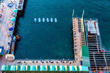 Napoli, Campania, İtalya yakınlarındaki Sorrento limanında sahil kulübeleri ve iskeleler.