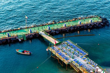 Napoli, Campania, İtalya yakınlarındaki Sorrento limanında sahil kulübeleri ve iskeleler.