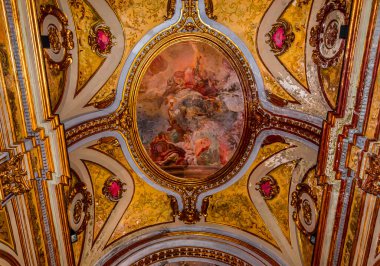 NAPLES, İtalya 16 Mayıs 2014: San Paolo Maggiore Kilisesi 'nin İç İşleri, Tablolar ve Detayları, 16 Mayıs 2014, Napoli, İtalya