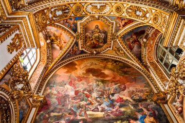 NAPLES, İtalya 16 Mayıs 2014: San Paolo Maggiore Kilisesi 'nin İç İşleri, Tablolar ve Detayları, 16 Mayıs 2014, Napoli, İtalya