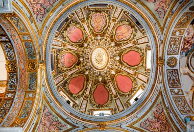 NAPLES, İtalya 16 Mayıs 2014: San Paolo Maggiore Kilisesi 'nin İç İşleri, Tablolar ve Detayları, 16 Mayıs 2014, Napoli, İtalya