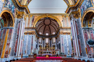 NAPLES, İtalya 16 Mayıs 2014: San Paolo Maggiore Kilisesi 'nin İç İşleri, Tablolar ve Detayları, 16 Mayıs 2014, Napoli, İtalya