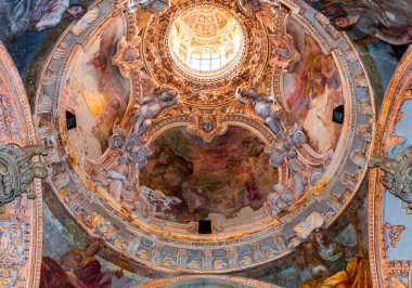 NAPLES, İtalya 16 Mayıs 2014: San Paolo Maggiore Kilisesi 'nin İç İşleri, Tablolar ve Detayları, 16 Mayıs 2014, Napoli, İtalya