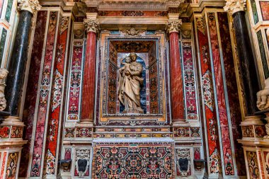 NAPLES, İtalya 16 Mayıs 2014: San Paolo Maggiore Kilisesi 'nin İç İşleri, Tablolar ve Detayları, 16 Mayıs 2014, Napoli, İtalya