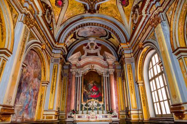 NAPLES, İtalya 16 Mayıs 2014: San Paolo Maggiore Kilisesi 'nin İç İşleri, Tablolar ve Detayları, 16 Mayıs 2014, Napoli, İtalya