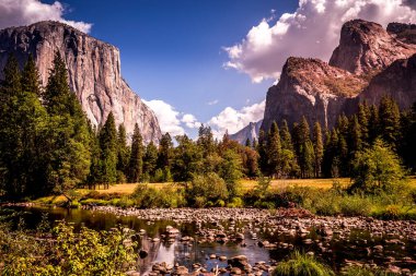 El Capitan 'ın dünyaca ünlü kaya tırmanışı duvarı, Yosemite Ulusal Parkı, Kaliforniya, ABD
