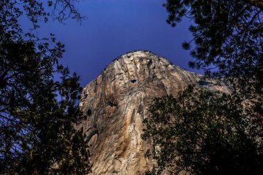 El Capitan 'ın dünyaca ünlü kaya tırmanışı duvarı, Yosemite Ulusal Parkı, Kaliforniya, ABD