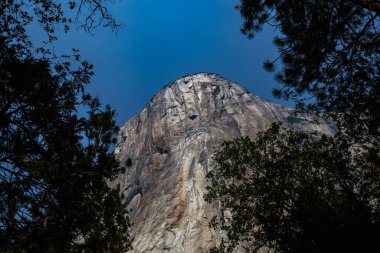 El Capitan 'ın dünyaca ünlü kaya tırmanışı duvarı, Yosemite Ulusal Parkı, Kaliforniya, ABD