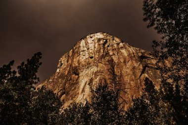 El Capitan 'ın dünyaca ünlü kaya tırmanışı duvarı, Yosemite Ulusal Parkı, Kaliforniya, ABD