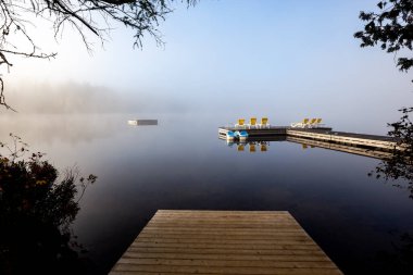 Lac-Superieur rıhtımının manzarası, sisli bir sabah, Laurentides, Mont-Titrek, Quebec, Kanada